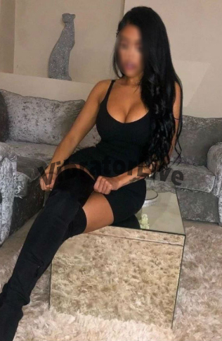 מקסים, כוכב, עם מראה של דוגמנית.