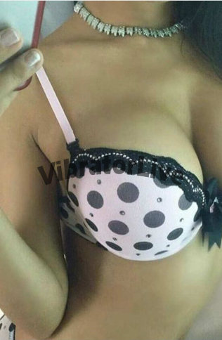 הומוריסטי ומקסים, צמיחה נמוכה עם שדיים יפים